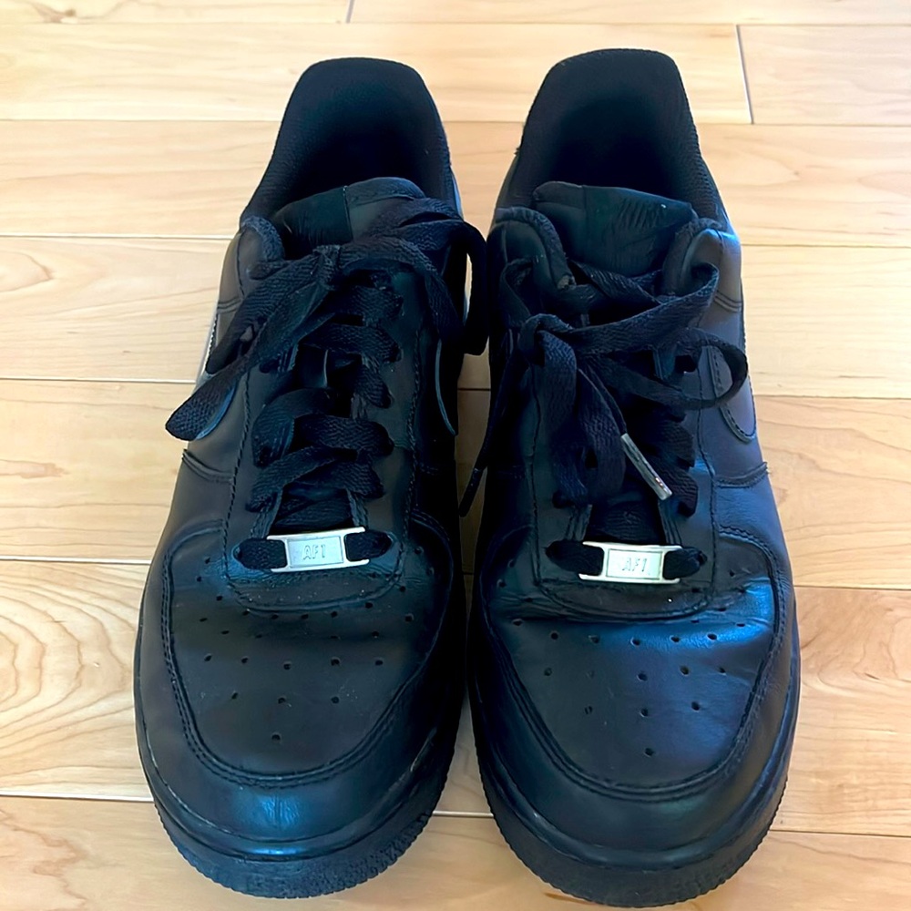Nike Air Force 1 Womens 7.5 Shoes Solid Black Athletic Lace Up Low Top Sneaker